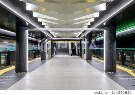 大阪府、夢洲駅のプラットホームと停車中の大阪メトロ30000A系電車 124241635