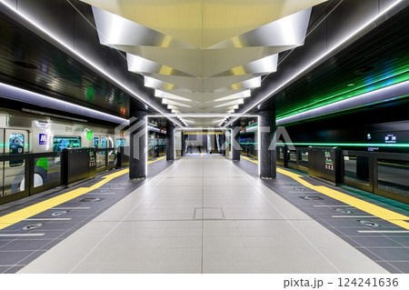 大阪府、夢洲駅のプラットホームと停車中の大阪メトロ30000A系電車 大阪府、夢洲駅のプラットホームと停車中の大阪メトロ30000A系電車 124241636