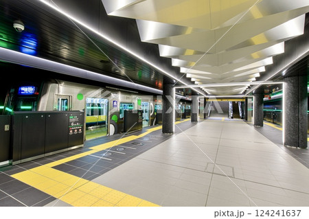 大阪府、夢洲駅のプラットホームと停車中の大阪メトロ30000A系電車 124241637