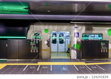 大阪府、夢洲駅のプラットホームと停車中の大阪メトロ30000A系電車 124241639