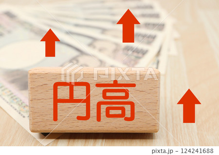 1万円札とテキスト”円高”の文字 124241688