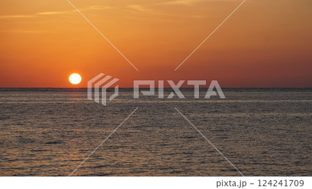 心を癒す、夕焼け、海岸からの風景 124241709