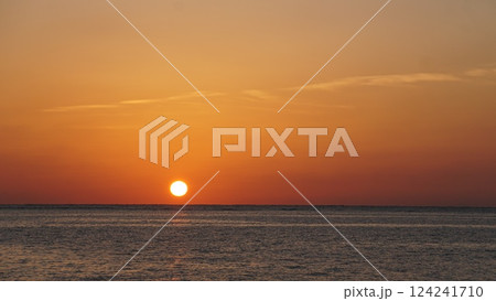 疲れを癒す、ビーチから見る夕日 疲れを癒す、ビーチから見る夕日 124241710