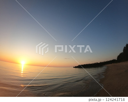 夕焼け、海面を照らす太陽の光 夕焼け、海面を照らす太陽の光 124241718