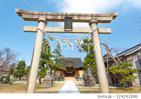 青空に映える三条八幡宮 124241806