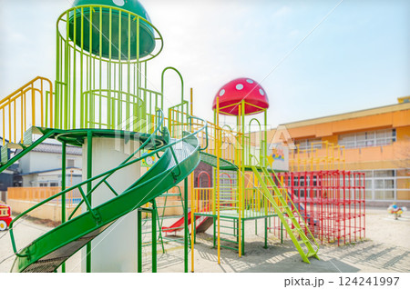カラフルな遊具 124241997