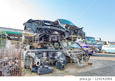 自動車の廃車置き場 124242068