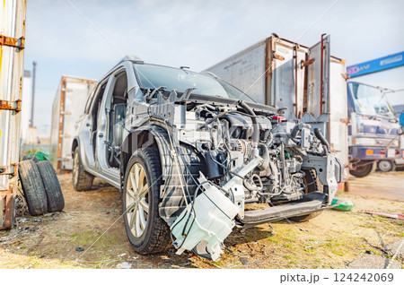 自動車の廃車置き場 124242069