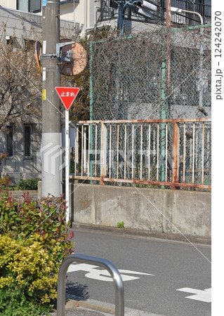 止まれと書かれた道路標識 124242070
