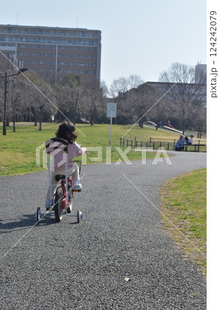 自転車でお散歩する小さい女の子 124242079