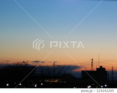 新田庁舎と夕焼け空(2012.3.25) 春景色の太田市新田でオレンジ色の夕焼け空が 124242205