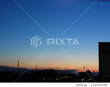 春の太田市新田は紺色に(2012.3.25) 耀く新田庁舎と夕景 そして月齢2.5の三日月 春の太田市新田は紺色に(2012.3.25) 耀く新田庁舎と夕景 そして月齢2.5の三日月 124242206