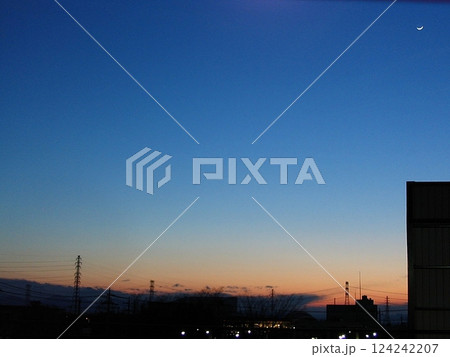 そして三日月(2012.3.25) 新田庁舎と濃紺の夕景 太田市新田は春の季節 月齢2.5 そして三日月(2012.3.25) 新田庁舎と濃紺の夕景 太田市新田は春の季節 月齢2.5 124242207
