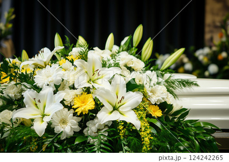 葬儀のためのフラワーアレンジメント 葬儀のためのフラワーアレンジメント 124242265