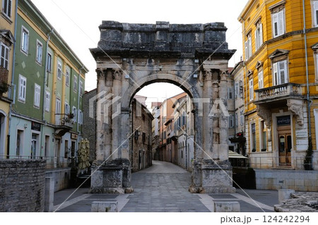 凱旋門　セルギ門　プーラ　イストラ半島　クロアチア　ヨーロッパ 124242294