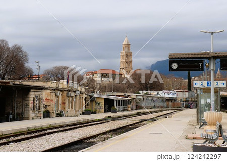 駅から見るディオクレティアヌス宮殿の鐘楼　スプリット　世界遺産　クロアチア 124242297