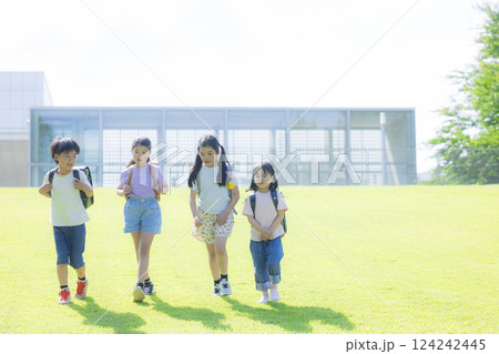 屋外を歩くランドセルを背負った小学生　　 124242445