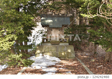 早春の北海道七飯町で鳴川稲荷神社境内の風景を撮影 124242460