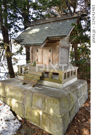 早春の北海道七飯町で鳴川稲荷神社境内の風景を撮影 124242465