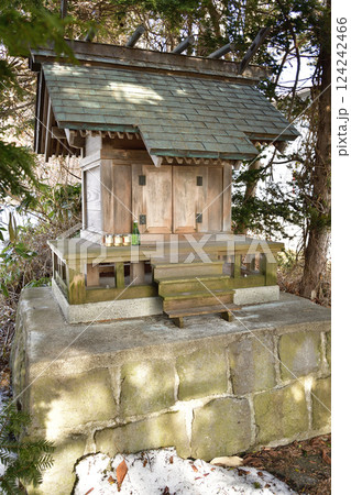 早春の北海道七飯町で鳴川稲荷神社境内の風景を撮影 124242466