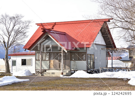 早春の北海道七飯町で鶴野稲荷神社境内の風景を撮影 124242695