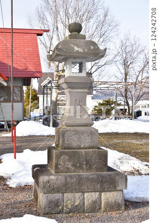 早春の北海道七飯町で鶴野稲荷神社境内の風景を撮影 124242708