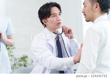 患者を診察する医者 患者を診察する医者 124242732