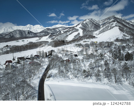 栂池高原スキー場と白馬三山　長野県小谷村（ドローンによる空撮） 124242788