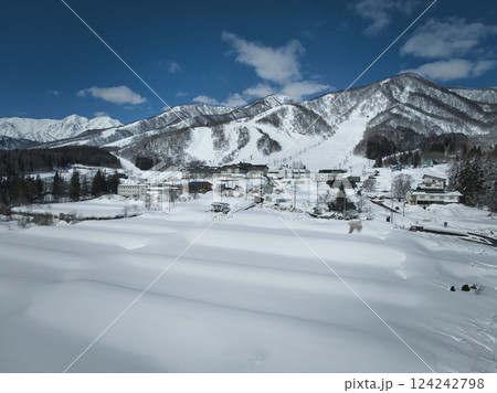 白馬乗鞍スキー場と白馬連峰 長野県小谷村(ドローンによる空撮) 白馬乗鞍スキー場と白馬連峰 長野県小谷村(ドローンによる空撮) 124242798