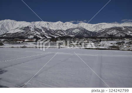 天神坂から見る白馬連峰・八方尾根スキー場・白馬村の雄大な眺め　長野県白馬村 124242799