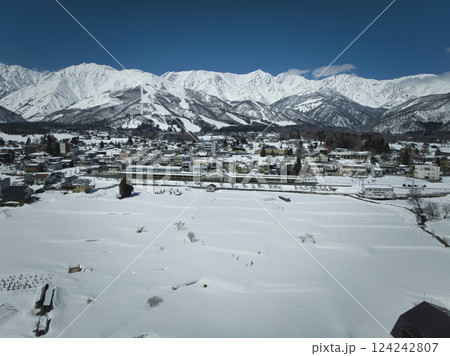 天神坂から見る白馬連峰・八方尾根スキー場・白馬村の雄大な眺め　長野県白馬村（ドローンによる空撮） 124242807