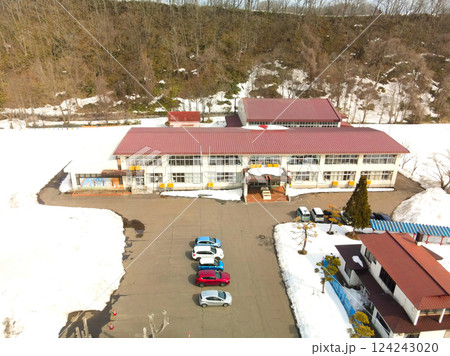 早春の北海道厚沢部町で厚沢部町立館小学校の風景を空撮 早春の北海道厚沢部町で厚沢部町立館小学校の風景を空撮 124243020