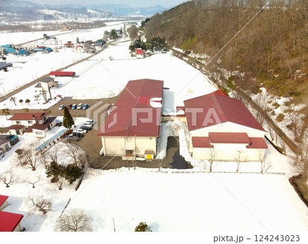 早春の北海道厚沢部町で厚沢部町立館小学校の風景を空撮 124243023