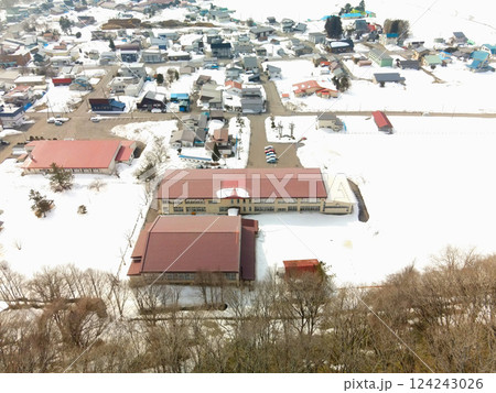 早春の北海道厚沢部町で厚沢部町立館小学校の風景を空撮 124243026