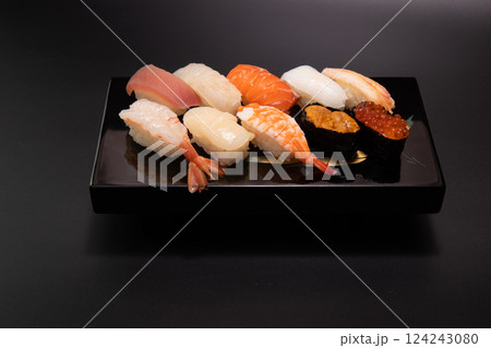 黒塗りの器に美しく盛り付けられた寿司盛り合わせ 124243080