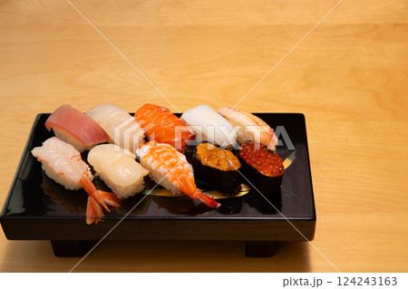 黒塗りの器に美しく盛り付けられた寿司盛り合わせ 黒塗りの器に美しく盛り付けられた寿司盛り合わせ 124243163