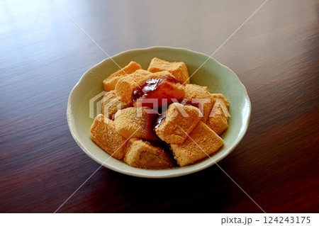 片栗粉で作った黒蜜きな粉わらび餅 124243175