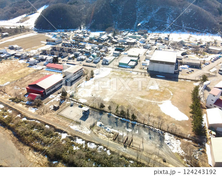 早春の北海道厚沢部町で厚沢部町立厚沢部中学校の風景を空撮 早春の北海道厚沢部町で厚沢部町立厚沢部中学校の風景を空撮 124243192