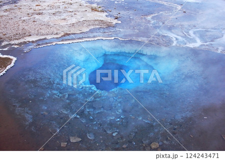 夏のアイスランド旅、美しい大自然の間欠泉ストロックル 夏のアイスランド旅、美しい大自然の間欠泉ストロックル 124243471