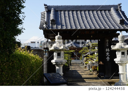 静岡県三島市伊豆箱根鉄道駿豆線三島広小路駅周辺の林光寺から富士山方面を臨む風景 124244438