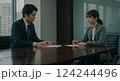 会議室でミーティングするスーツを着た男性と女性 124244496