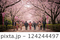 満開の桜並木を歩く人々 124244497