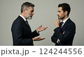 身振りを交えて話すスーツを着た外国人男性たち 124244556