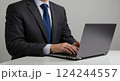 スーツを着た男性がノートパソコンで作業する様子 124244557