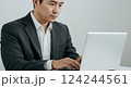 ノートパソコンを使うスーツを着た男性ビジネスマン 124244561