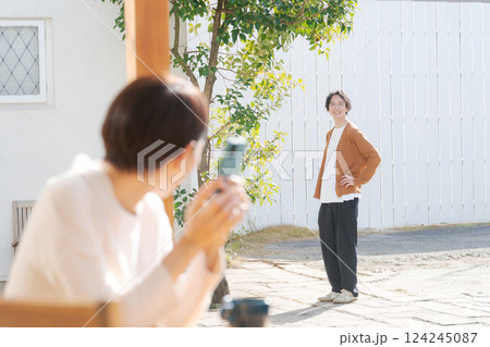 自宅でくつろぐカップル 124245087