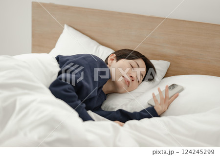 ベッドで寝ている女性 124245299