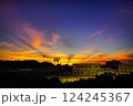 学校と夕焼け空の風景 124245367