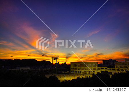 学校と夕焼け空の風景 学校と夕焼け空の風景 124245367