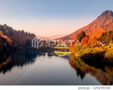 夕日の照らされた11月の風景 夕日の照らされた11月の風景 124245536